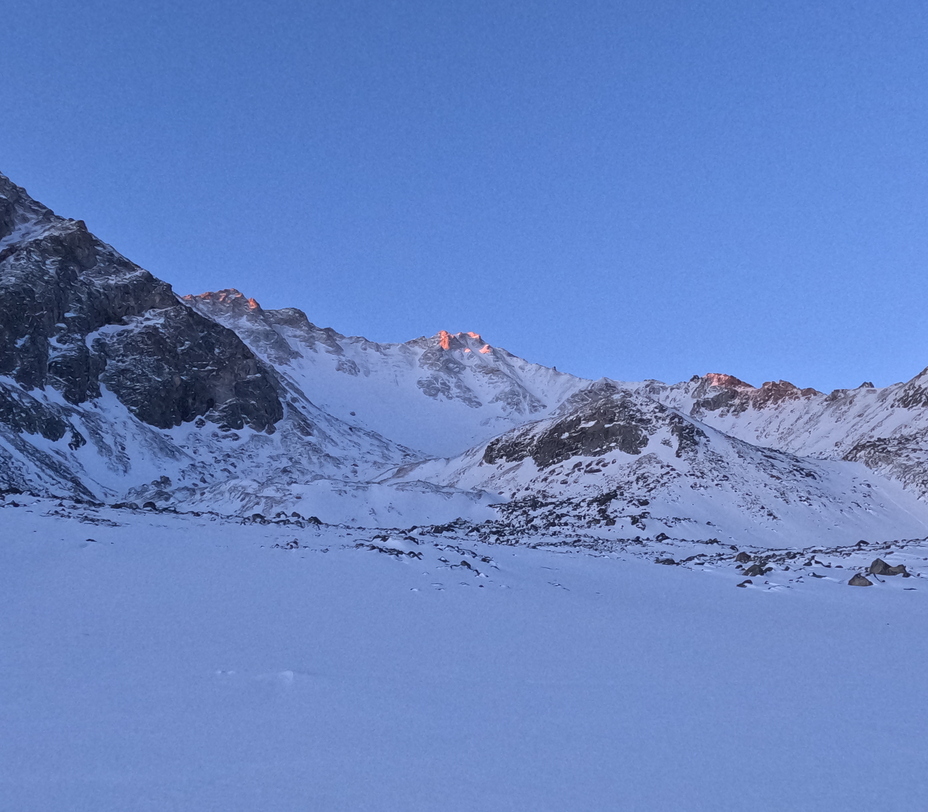 Утро перед восхождением, Monkh Saridag