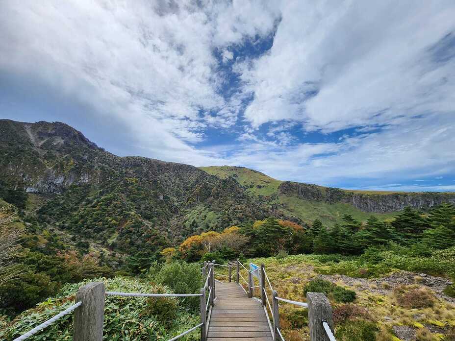 Hallasan trail towards summit, Jirisan