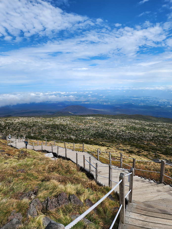 Hallsan summit heading down by Seongpanak trail, Jirisan