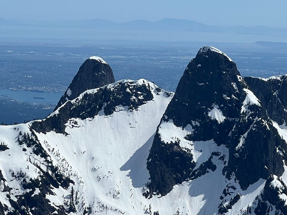 The Lions peaks, The Lions (peaks)