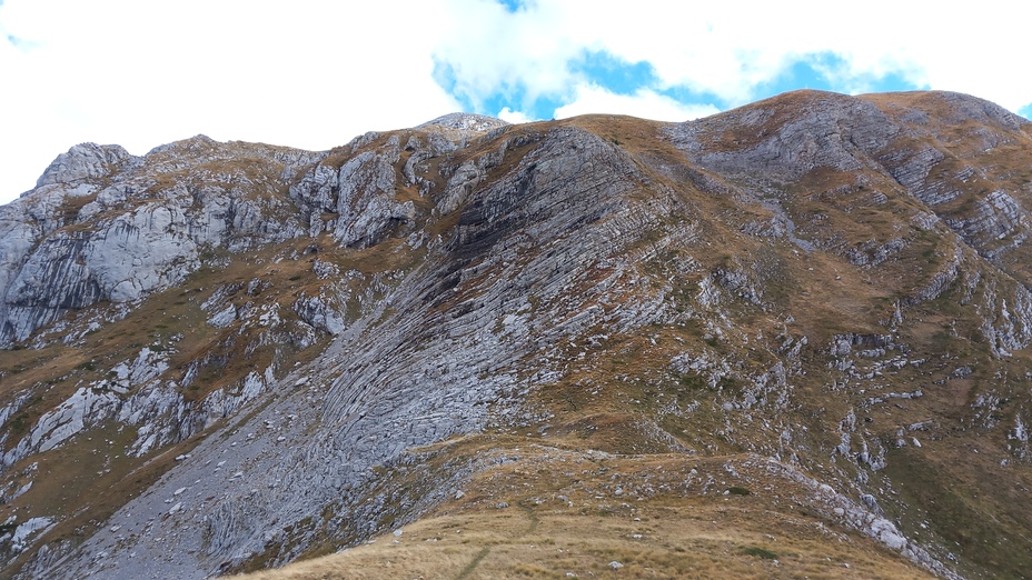 Maja Rosit peak in the midddle, Maja e Thatë