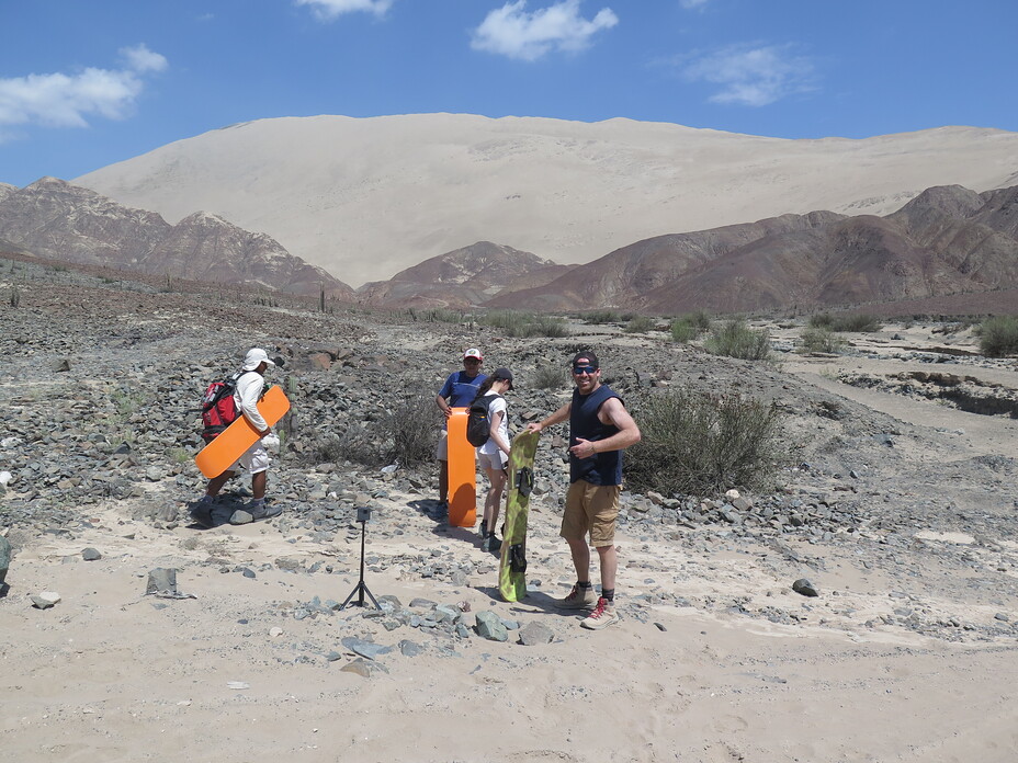 Sandboarders cerro blanco sand dune, Coropuna