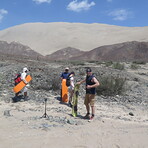 Sandboarders cerro blanco sand dune, Coropuna