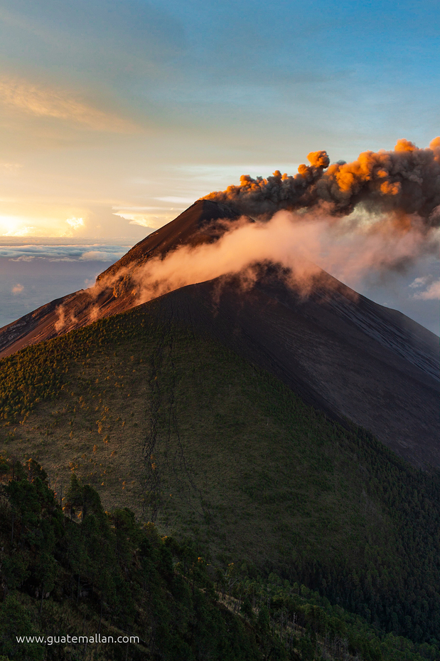 Fuego, hora dorada, Acatenango or Fuego