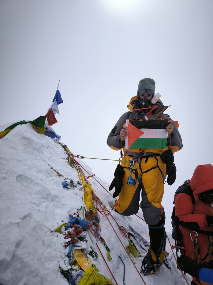 Palestine flag on summit, Makalu