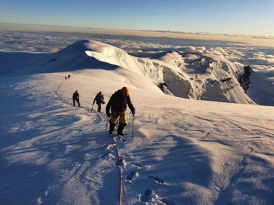 Junto a los amigos en la cima Mururata 