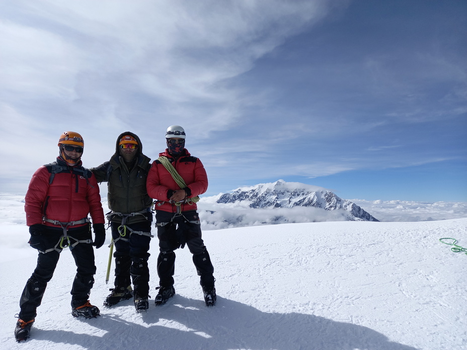 Junto a los amigos en la cima Mururata 