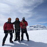 Junto a los amigos en la cima Mururata 